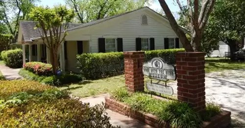 Building that contains Scarlet O'Hardy's Gone with the Wind Museum, as well as the brick framed sign.