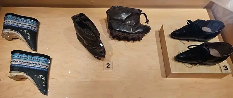 Shoes to fit San cun jin lian, three inch golden lotus feet. 