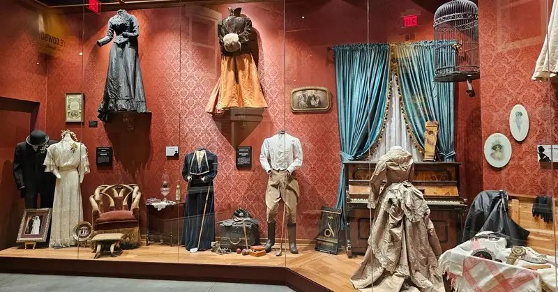 Victorian era women's clothing.