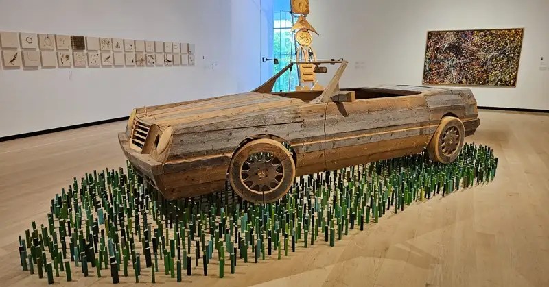 Lost in Nature (Perdu dans la nature (La Voiture) sculpture