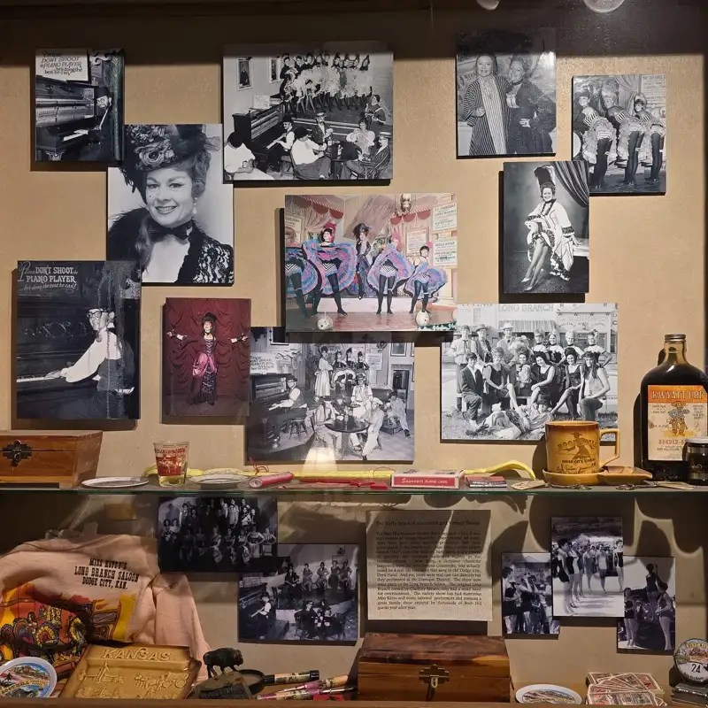 Photos and memorabilia from the Gunsmoke tv show. 