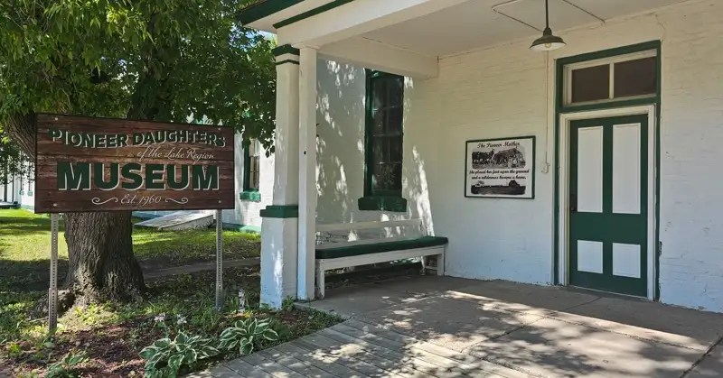 Sign and entrance for the Pioneer Daughters of the Lake Region Museum.